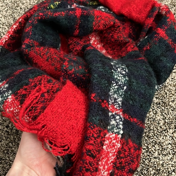 H&M Red Chunky Blanket Knit Plaid Scarf, NWOT - Picture 4 of 4